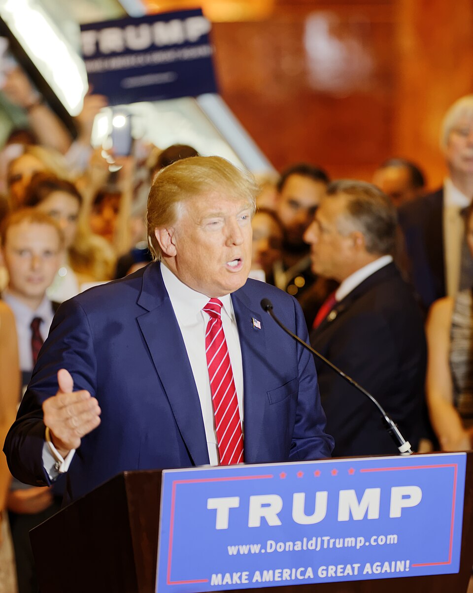 #DonaldTrump #DonaldJTrump #Trump #Trump2016 #DonaldTrump2016 #DonaldJTrump2016 #JebBush #Bush #Jeb #Jeb2016 #JebBush2016
New York (CNN)Donald Trump has signed the pledge.
The Republican presidential front-runner met privately with Republican National Committee Chairman Reince Priebus Thursday after