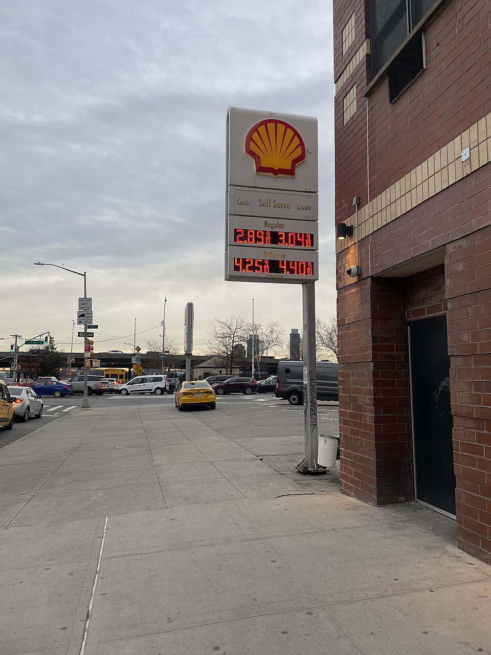 Gasoline below $3 in Manhattan, Shell gas station, 1855 1st Avenue, Upper East Side, Manhattan