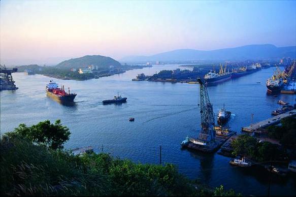 Port at Vizag విశాఖపటణ౦ ఓడరేవు Installation of 2 nos., harbour mobile cranes at West Quay berths of the inner harbour on hire basis. Visakhapatnam was an ancient Port city which had trade relations with the Middle East and Rome. Ships were anchored at open roads and were loaded with cargo transporte