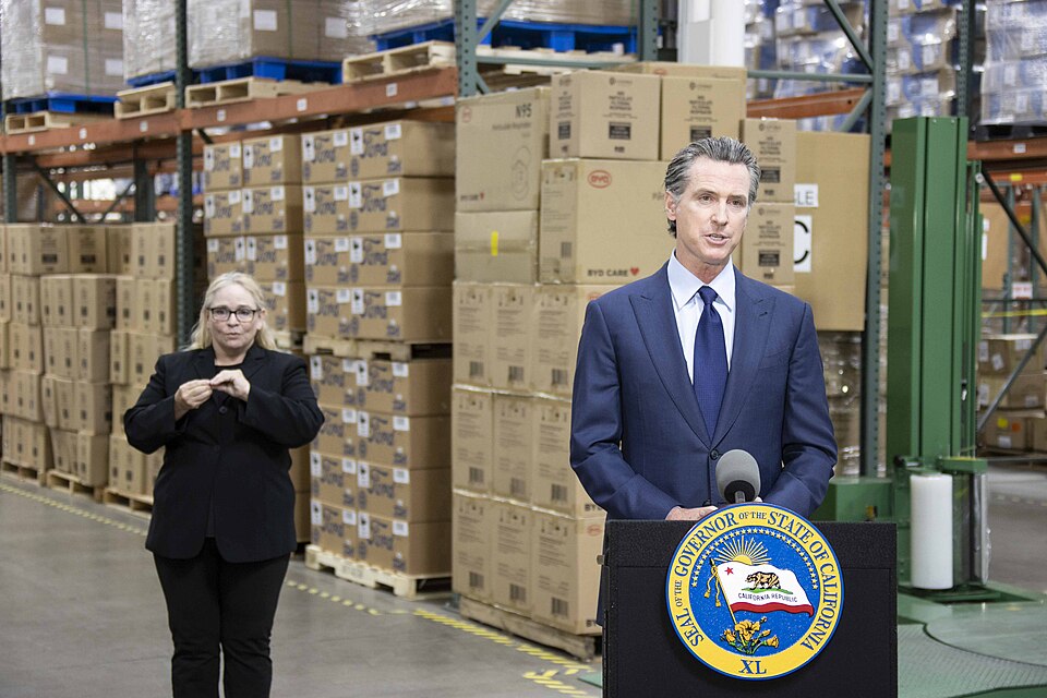 This week, Governor @GavinNewsom announced CA moved to secure an additional 120 million N-95 masks &amp; 300 million more surgical masks for distribution to front-line workers &amp; will maintain a stockpile of 100 million N-95 respirators &amp; 200 million surgical masks.