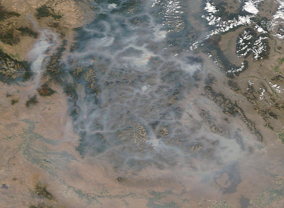 On September 9, 2022, the Moderate Resolution Imaging Spectroradiometer (MODIS) on board NASA’s Terra satellite acquired a true-color image of multiple blazes pouring smoke across Central Idaho.
In this image, each red “hot spot” marks actively burning fires. Smoke pours from several fires at the we