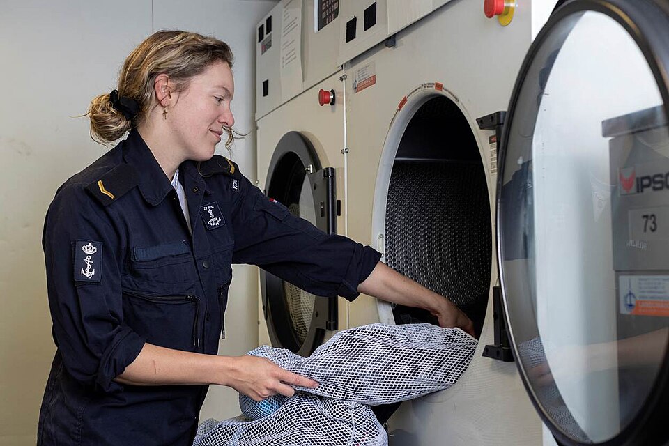 Maandag 2 maart
Het is wasdag. Matroos Mireille is de wasser aan boord. Ze heeft een functie waar niet vaak bij stil wordt gestaan, maar als er een wasdag zou worden overgeslagen weet ik zeker dat de reacties aan boord niet mals zijn. Ten midden van ontelbare stapels schoon beddengoed, ongewassen vo