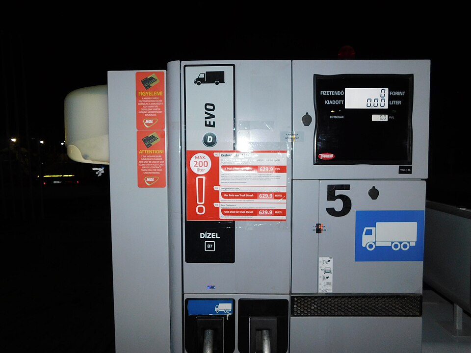 Fuel limit notice on a high-pressure MOL fuel dispenser at Hódmezővásárhely, Hungary. Fuel purchases were limited at 200 liters per heavy vehicle at this station on March 27, 2022. Location: Szántó Kovács János utca 170., Hódmezővásárhely, Hungary.
The Hungarian government had enforced a fuel price 