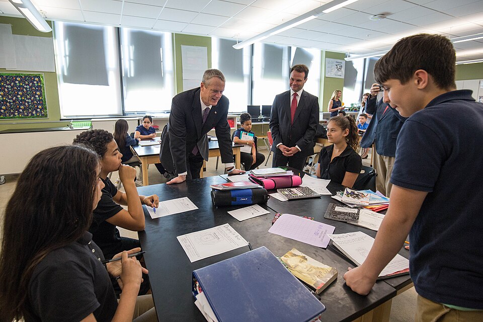 Governor Baker Visits Springfield Empowerment Zone Partnership Middle School 05.16.17
Governor Charlie Baker joined Education Secretary James Peyser, Mayor Domenic Sarno and Senator Eric Lesser to visit Forest Park Middle School and meet with teachers and administrators to hear about the schools’ su