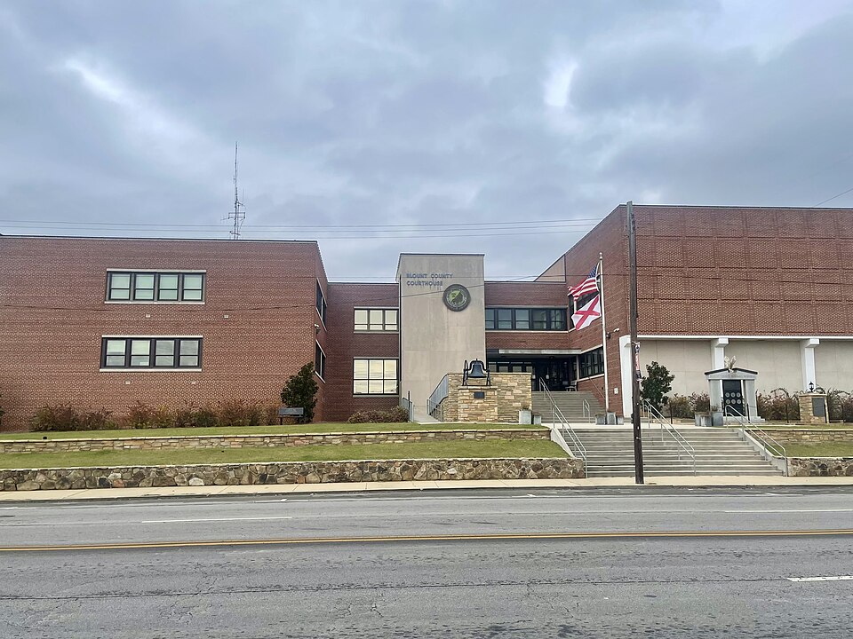Blount County Courthouse building from the front.