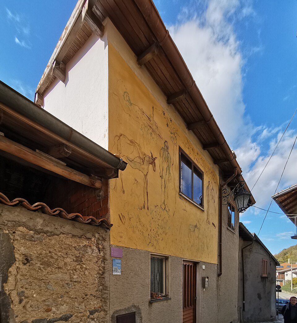 Buildingon Via Sant'Antonio (Arcumeggia),  with fresco Composizione agreste by Ernesto Treccani.
