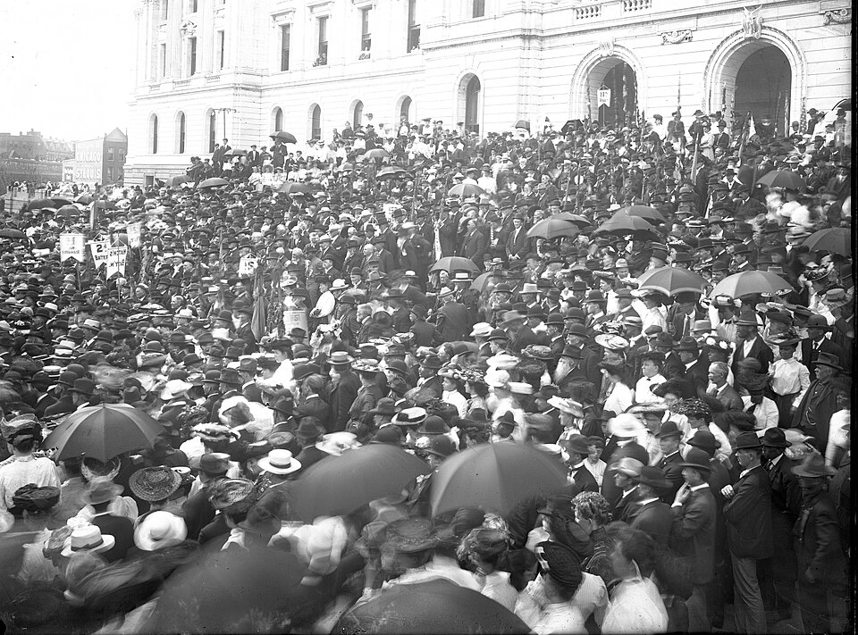 Crowds on the steps of the new Minnesota State Capitol building waiting for the flags. BR1095
