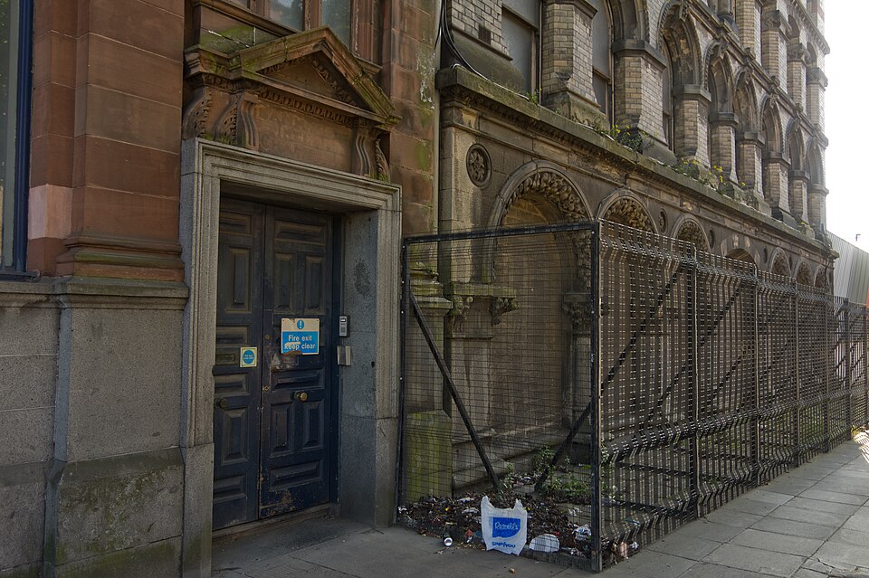 The buildings and structures of Belfast comprise many styles of architecture ranging from Edwardian through to state-of-the-art modern buildings like the Waterfront Hall. The city's beautiful Edwardian buildings are notable for their display of large numbers of sculptures. Many of Belfast's Victoria