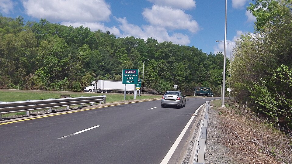 MassDOT begins installation of new E-ZPass signage at toll plazas on the Turnpike, Tobin Bridge and Airport Tunnels to improve safety and meet federal highway guidelines. Drivers will see E-ZPass signs go up and ‘Fast Lane’ signs come down.