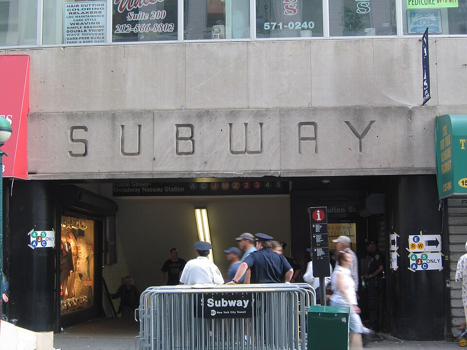 2005 - Summer Travel 141; A former entrance to the Fulton Street subway station that has since been replaced by the Fulton Center.