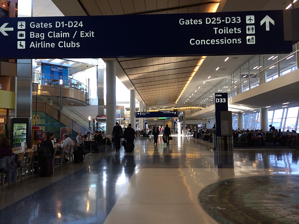 Interior de la Terminal D del aeropuerto de DFW.