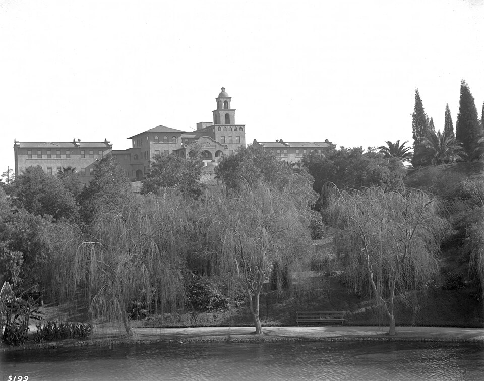 Exterior view of Santa Fe Railroad Hospital, opposite Hollenbeck Park, in Boyle Heights, Los Angeles, 1905
Photograph of the exterior view of Santa Fe Railroad Hospital, opposite Hollenbeck Park, in Boyle Heights, Los Angeles, 1905. The hospital is situated on a hill in the distance overlooking a la