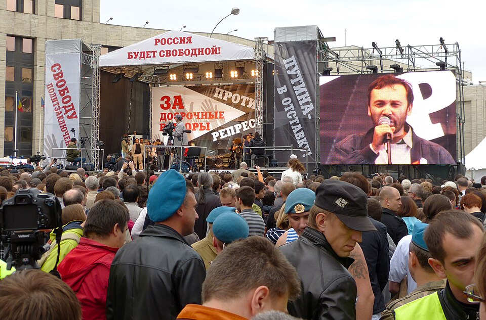 Илья Пономарёв выступает со сцены многотысячного антипутинского митинга в Москве 15 сентября 2012 года.