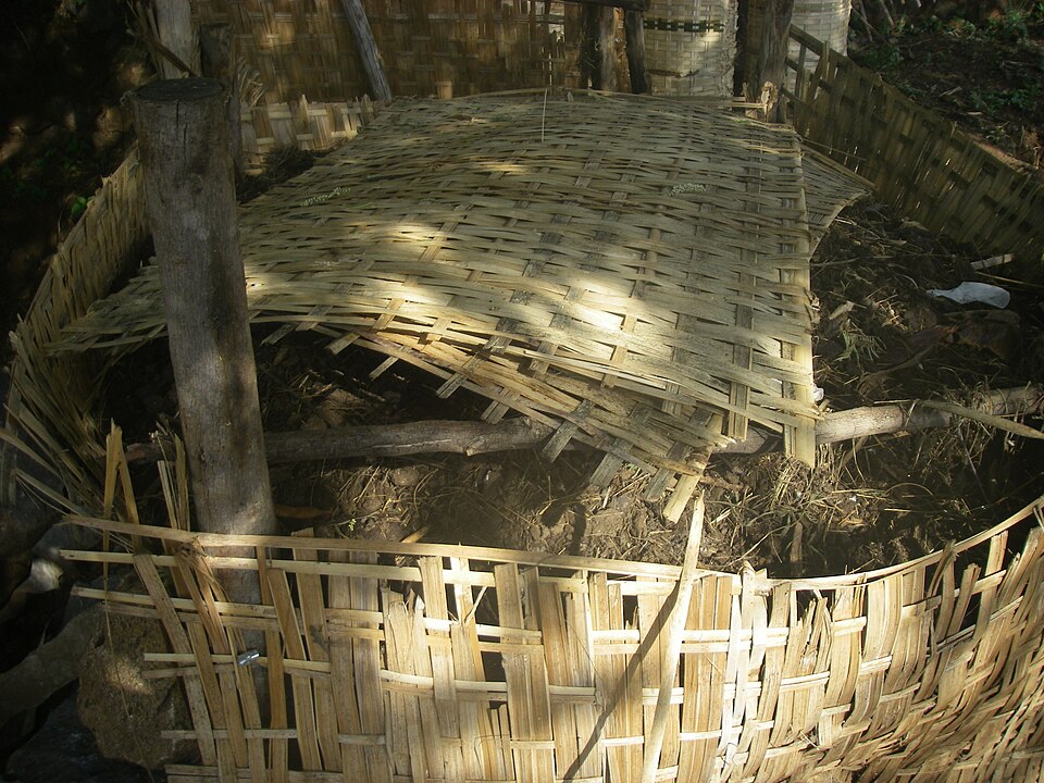 Here the faecal matter is composted after taken out of the faecal chamber of the dry toilets.
This picture is from the ROSA project in Arba Minch Ethiopia. Arba minch is a small town in the south of Ethiopia with
- ca. 79'000 inhabitants
- water supply fed by Arba Minch springs
- distribution networ