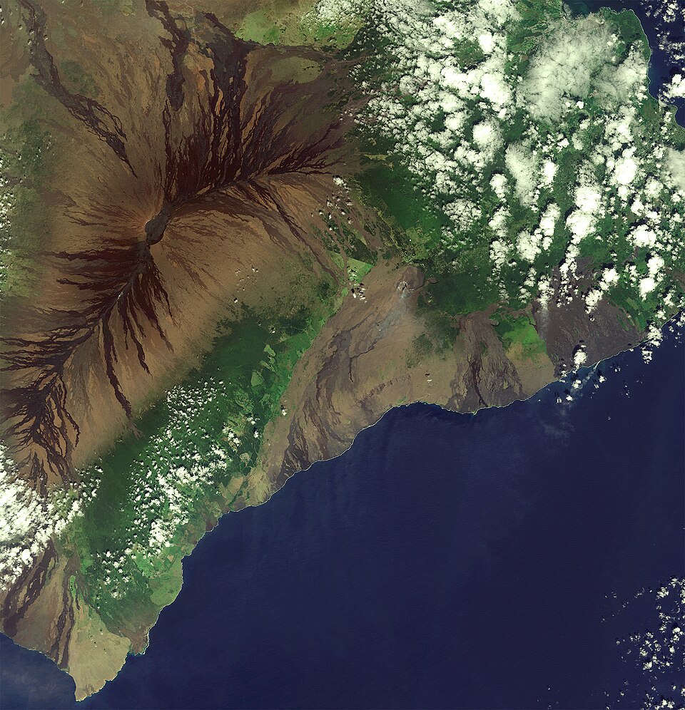 The volcanic landscape of the largest island in the Hawaiian archipelago is pictured in this Sentinel-2A satellite image.
Located in the central Pacific Ocean, the islands, atolls and islets of Hawaii developed from a hotspot in Earth’s mantle that leaked magma as the Pacific tectonic plate moved no