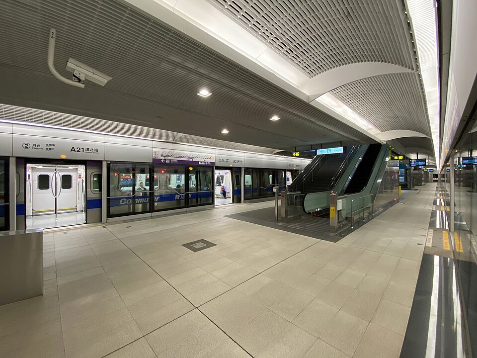 ​桃園捷運普通車停靠環北站第二月台。