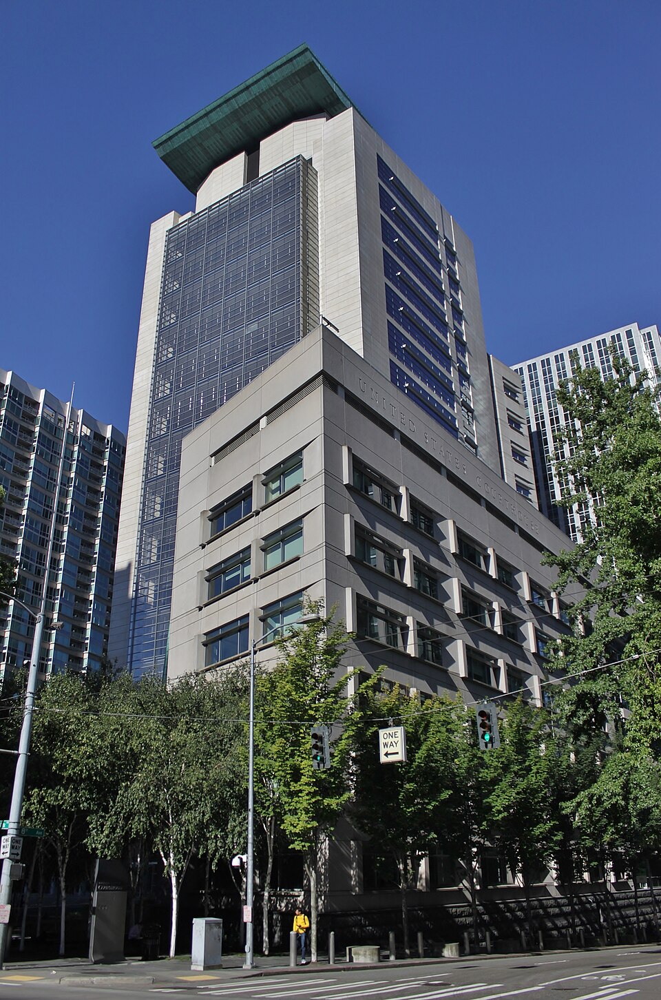 The United States Courthouse at 700 Stewart Street in Seattle, Washington, viewed from street level.