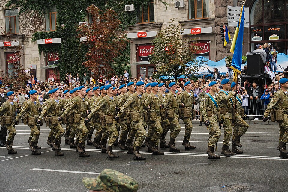 Десантний підрозділ українсько-польсько-литовської бригади
/

Parade beguns. Paratroopers on the march.