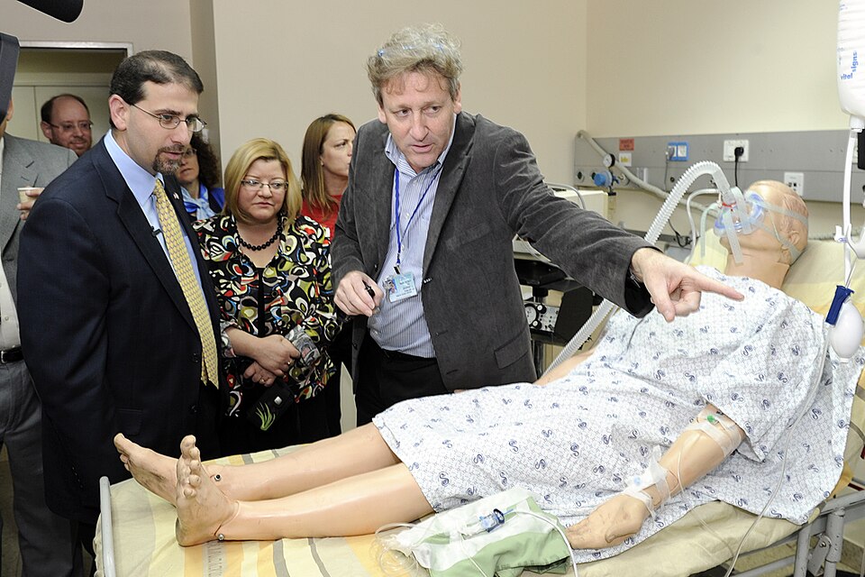 US Ambassador to Israel Daniel Shapiro, and his wife Mrs. Julie Fisher, visited the Sheba Medical Center to get a first hand understanding of the advances in clinical treatment and medical research. Director and CEO of the Center Professor Zeev Rotstein provided an informative tour of the impressive