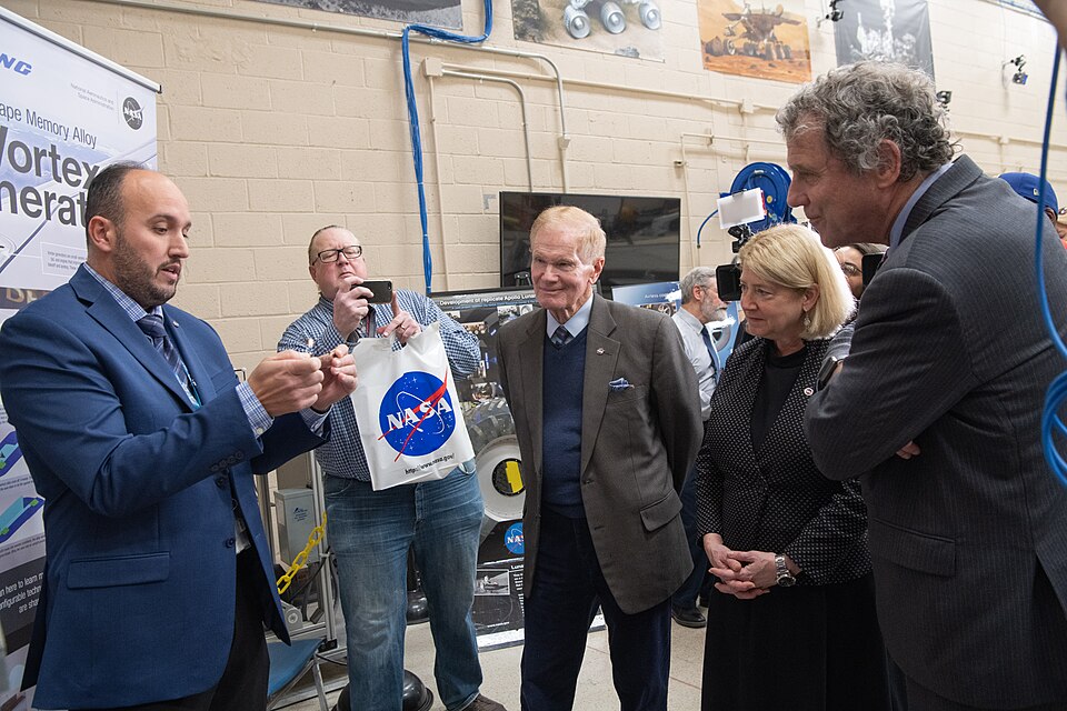 NASA Administrator Sen. Bill Nelson, Deputy Administrator Pam Melroy, and U.S. Senator Sherrod Brown visited NASA’s Glenn Research Center in Cleveland, Tuesday, Jan. 10, to meet with Glenn employees and local business leaders about Ohio’s role in the agency’s missions to explore the Moon and Mars.
T