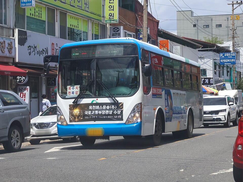 옥천버스운송 농어촌버스 (충청북도 옥천군 옥천읍에서 촬영)