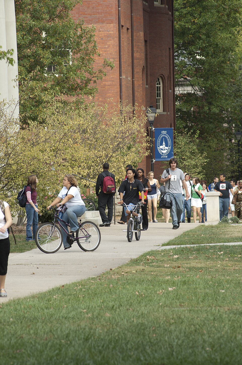 Students walking to class, in between Frost and Lincoln Hall.  Taken 20071004.