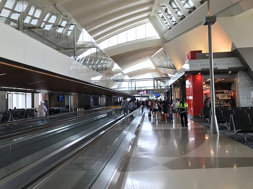 Interior de la Terminal Tom Bradley en LAX.