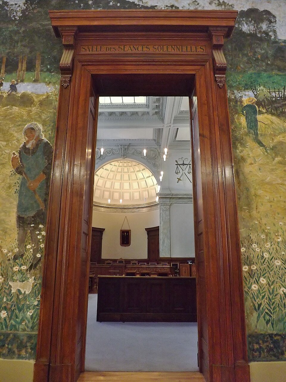 Entrance door to the salles des audiences solennelles (or salle des séances solennelles) courtroom, seen from the salles des pas perdus room, in the Chambéry courthouse, in Savoie, France.