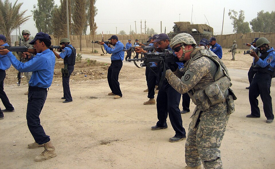 Sgt. Robert Shelton, a native of Glendale, Calif., teaches close-quarters marksmanship to Iraqi poli