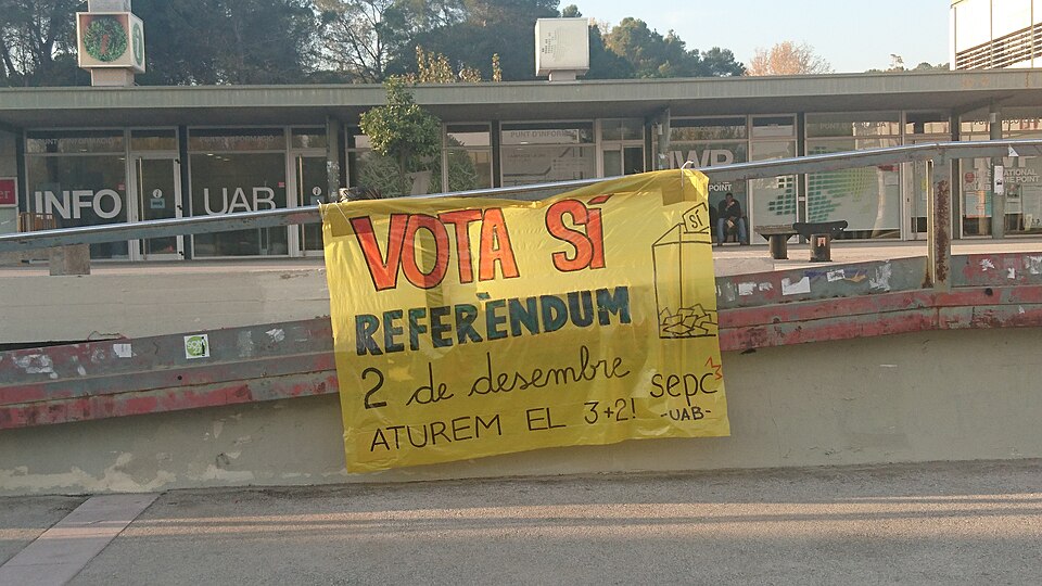 Pancarta del Sindicat d'Estudiants dels Països Catalans, al campus de Bellaterra de la Universitat Autònoma de Barcelona, demanant la paralització de la reforma del 3-2, en el referèndum previst pel 2 de desembre de 2015 en aquesta universitat.