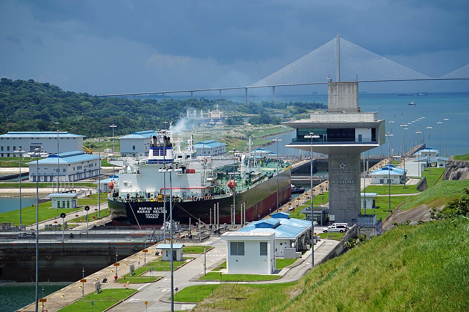 Barco cruzando las Esclusas de Agua Clara, Gatún, Canal de Panamá. A la derecha la Torre de Control de las esclusas.
