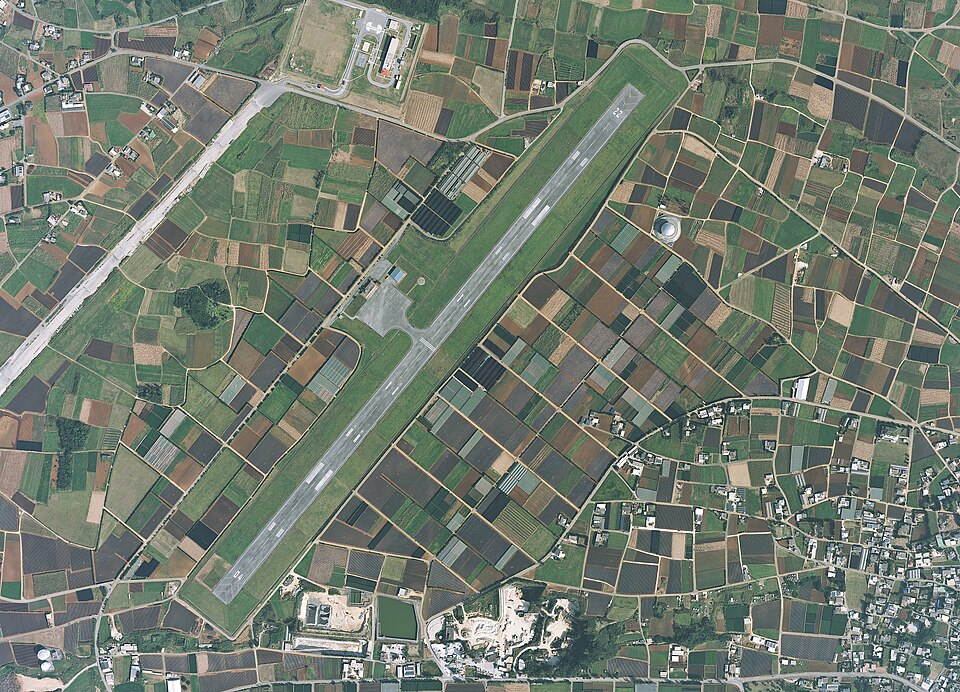 伊江島空港の航空写真（2018年2月）。COK20171-C2-7を使用