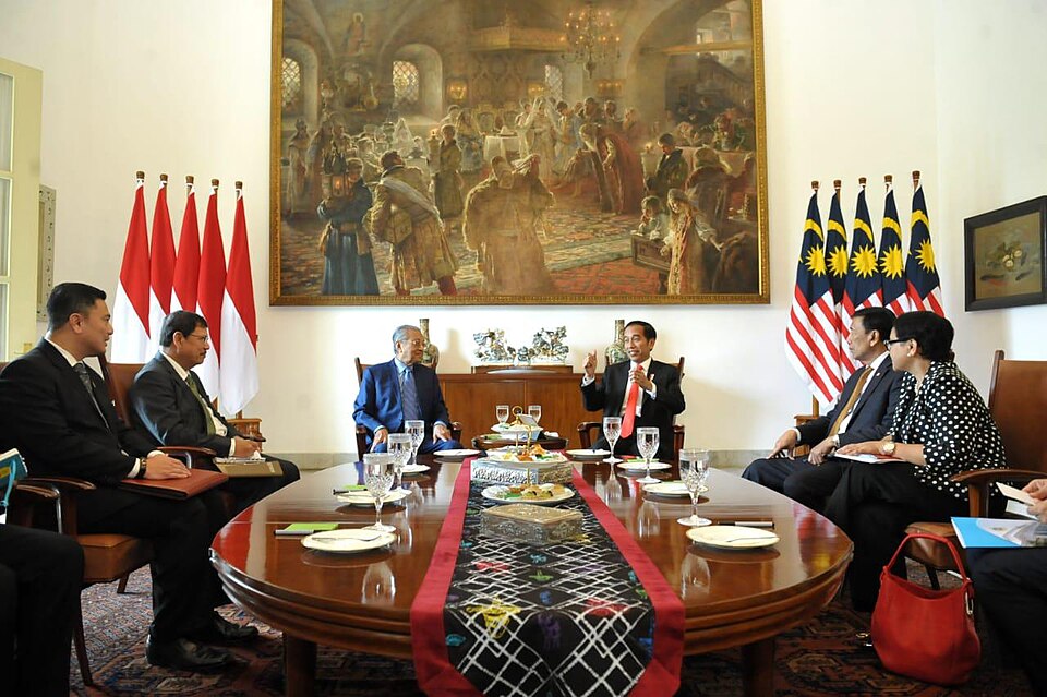 President Joko Widodo held a meeting with Malaysian Prime Minister Mahathir Mohamad at the Presidential Palace in Bogor on Friday, June 29, 2018. This visit by PM Mahathir was his first official visit to an ASEAN country after he was elected as Prime Minister in May.
During the meeting, President Jo