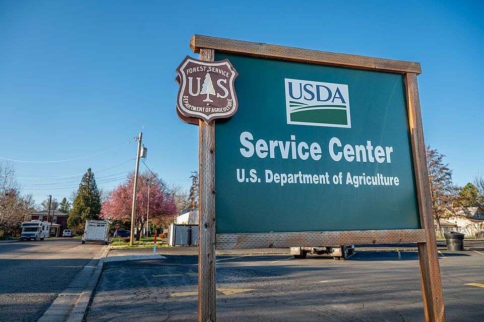 Exterior photo of the USDA Service Center for the Farm Service Agency and Natural Resources Conservation Service in Weiser, Idaho with signage in front of the building.
4/2/2024 by USDA/Kirsten Strough