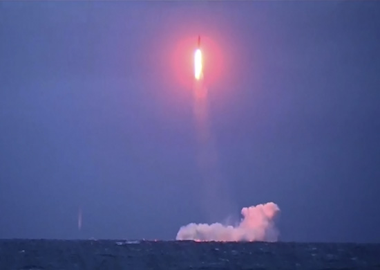Today, crew of Verkhoturye strategic missile submarine cruiser of the Northern Fleet under command of Captain I rank Dmitry Zelikov successfully launched the Sineva intercontinental ballistic missile from the Barents Sea area on the Kura range located on Kamchatka.
The launch was performed from the 