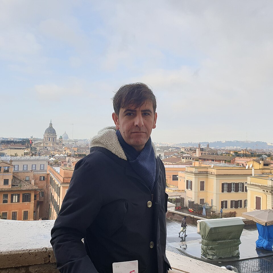 Ranjdar Grawy (Ranjdar Makhded Mustafa) Freelance Journalist, Human Rights Defender, Broadcaster  
He is the Co-founder of Tevda Press and the editor of the Tevda Press website.  
Biography
Ranjdar Grawy was born on 26 August 1986 in Erbil, Iraq (Kurdistan Region), and currently resides in Brussels,