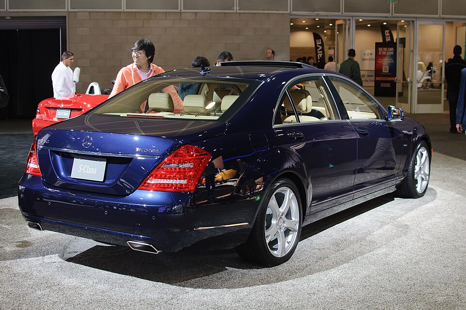 This generation of the Mercedes-Benz S550 (chassis W221) launched in the US with two models - the ma