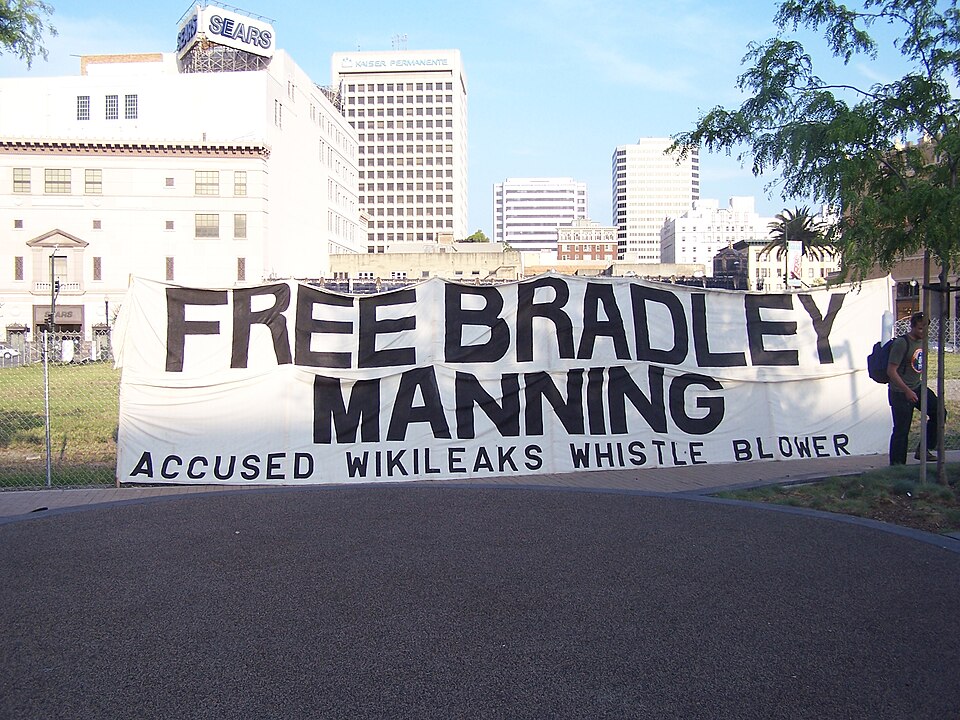Supporters held the large Free Bradley Manning Banner on the University ave footwalk over I-580 in Berkeley for the morning commute 7am-9am. Then at 4pm supporters started at Oscar Grant Plaza, the site of the Occupy Oakland, and rallied for Bradley Manning and all political prisoners.
Supporters th