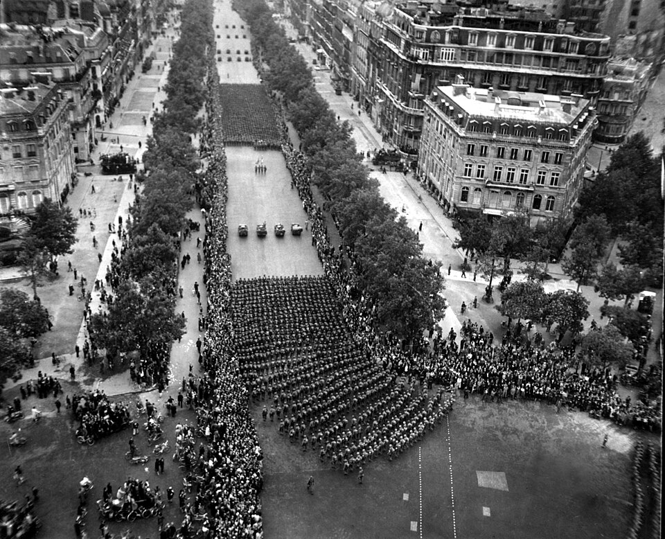 Parisians line the Champs-Elysees to cheer the massed infantry units of the American army as they march in review towards the Arc de Triomphe, celebrating the liberation of the capital of France from Nazi occupation.  NARA FILE #: 111-SC-193997 WAR &amp; CONFLICT BOOK #: 1060.  ID: HD-SN-99-02719